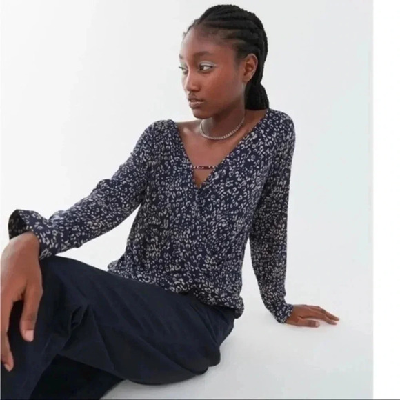 🍁 Urban Outfitters Mayfair Drapey Surplice Top Small - Picture 1 of 11